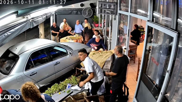 Greqi\Shqiptari përplas makinën në një lokal, plagosen 3 persona